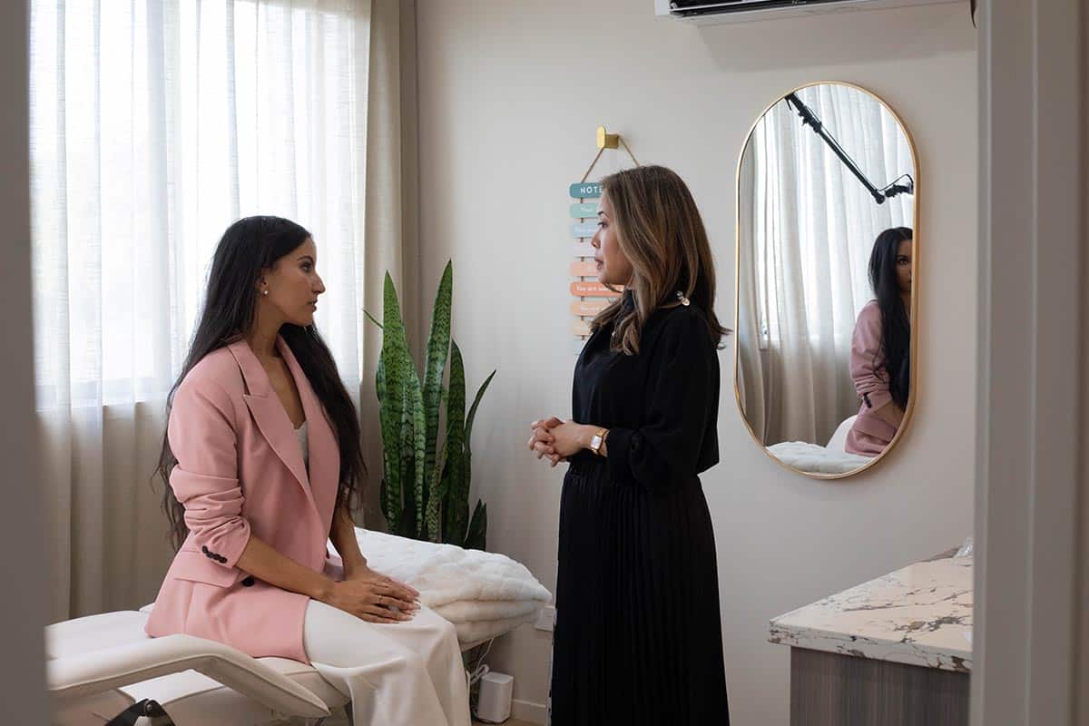 Client speaking with a Jay’s Medispa practitioner during a welcoming consultation in the clinic.